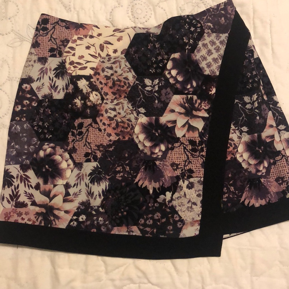 Patterned mini skirt